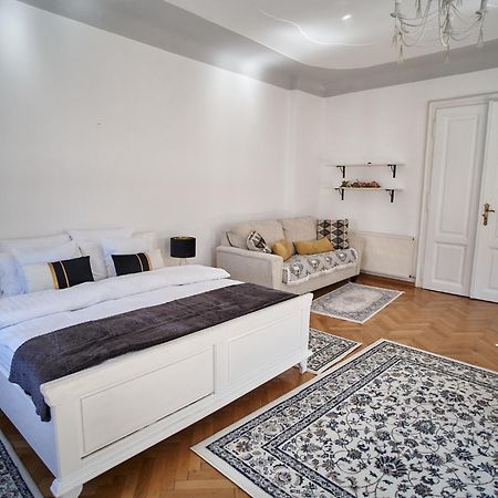 Crown Jewels Centre Sibiu Apartment ภายนอก รูปภาพ