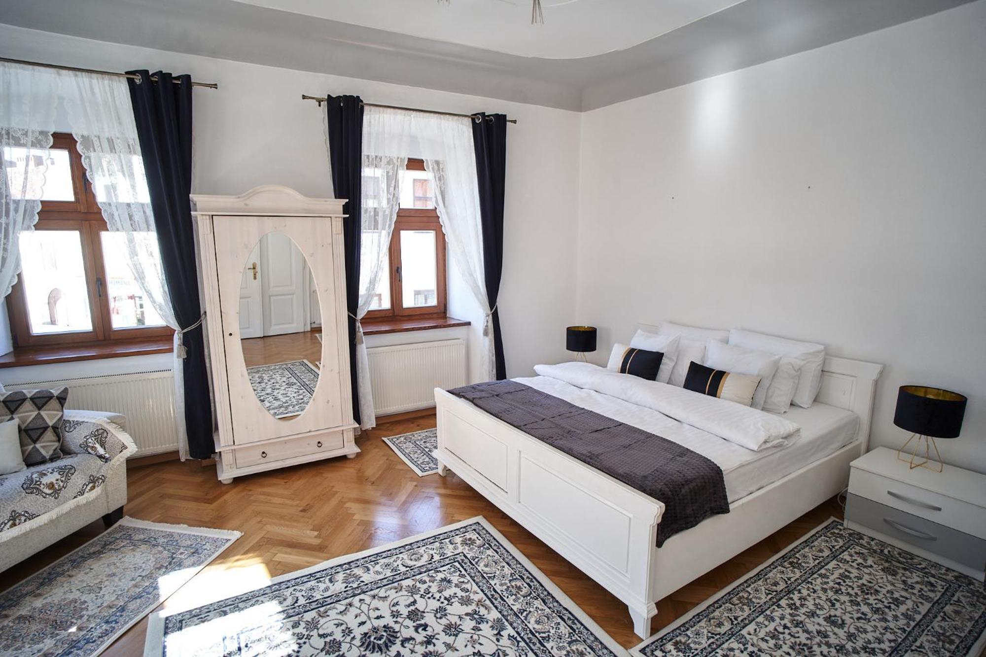 Crown Jewels Centre Sibiu Apartment ภายนอก รูปภาพ